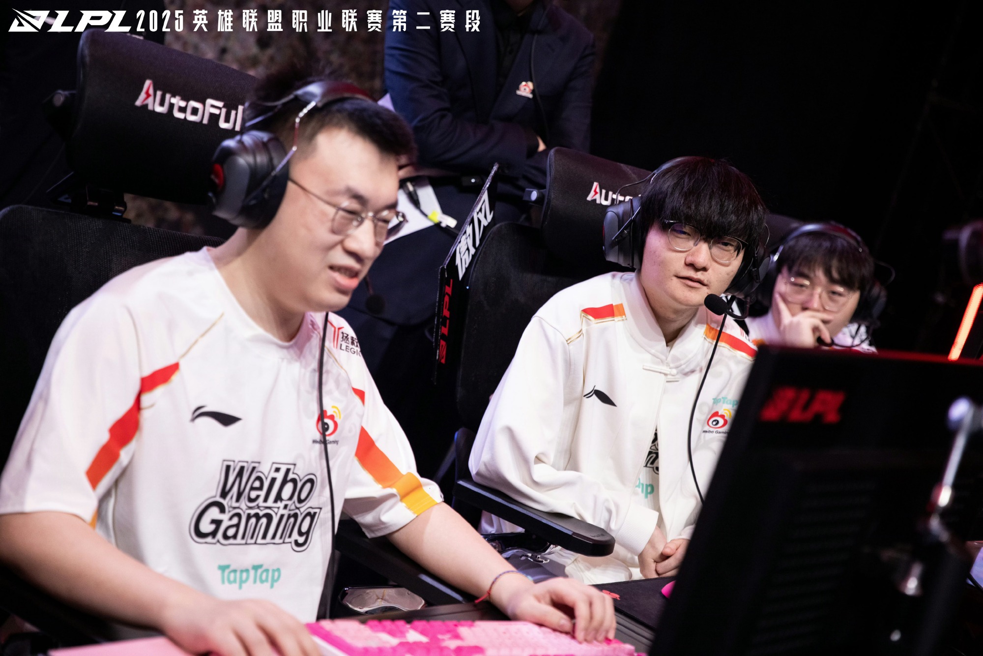 包含IG轻取DK，Perkz团战一打五激烈交锋入围赛，锁定晋级资格的词条